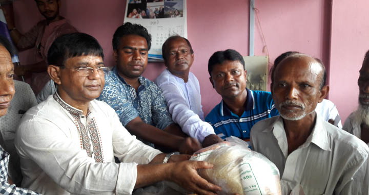 রাজবাড়ীতে আওয়ামী লীগ নেতার উদ্যোগে ৫শত পরিবারের মাঝে ত্রান সামগ্রী বিতরণ